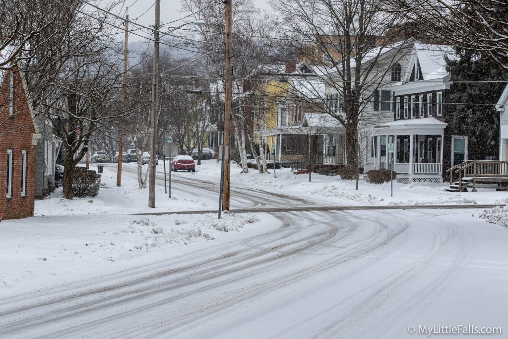 Photo by Dave Warner - The intersection of Garden and William St as the snow begins to accumulate and conditions become very slippery on the snow covered roads.